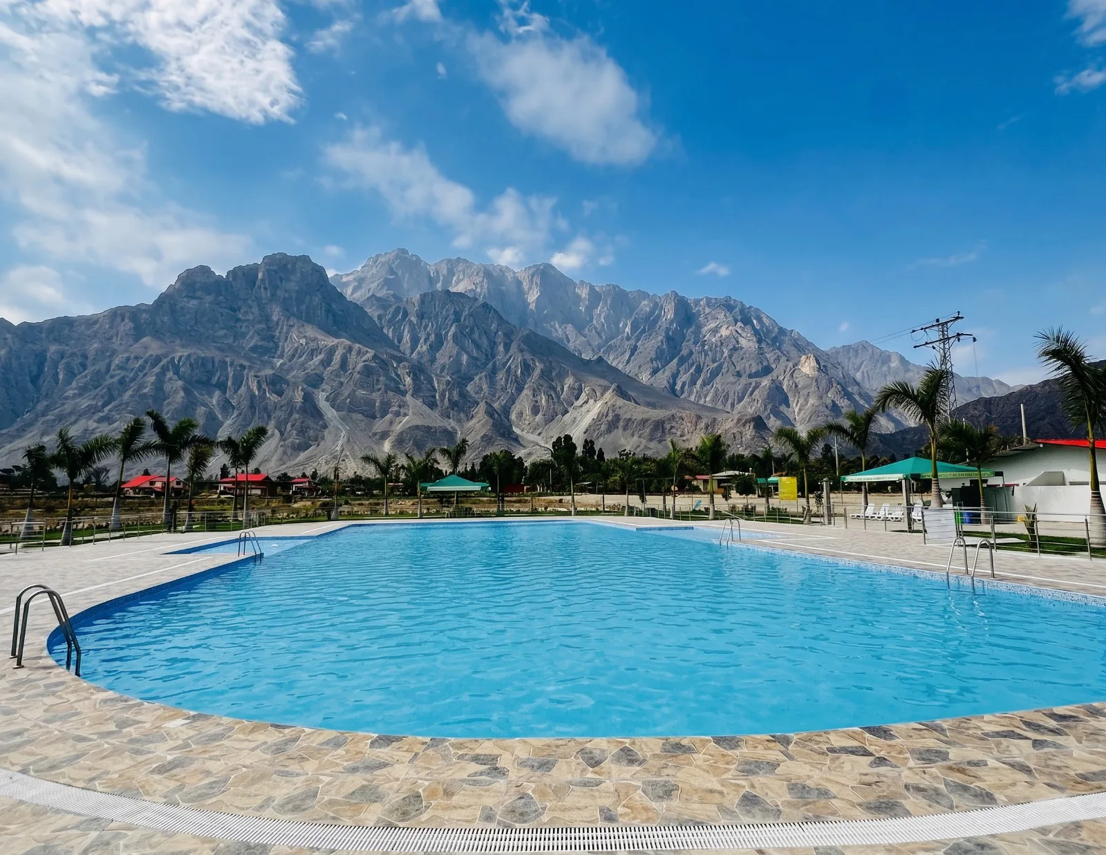 Piscina y jardines